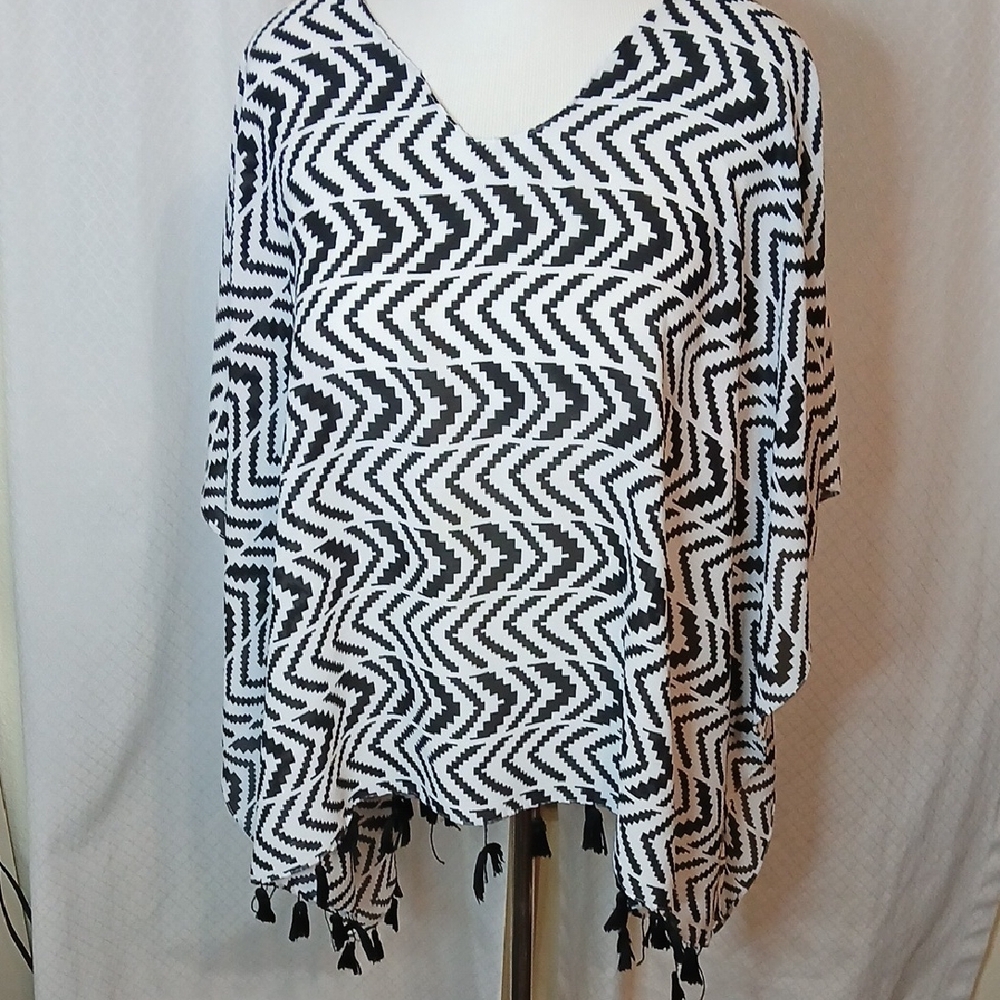 Black and White Zigzag Women's Overlay Poncho